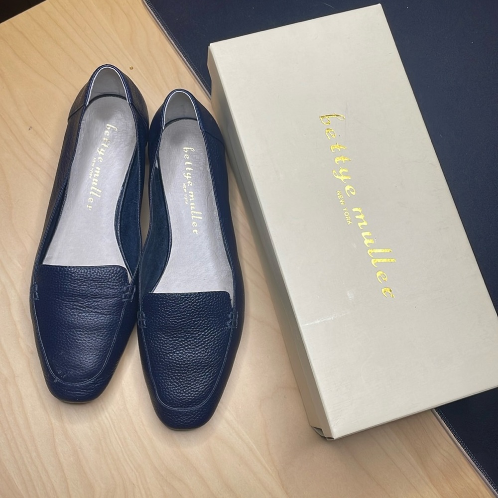 Bettye Muller New York navy blue Vali leather loafer